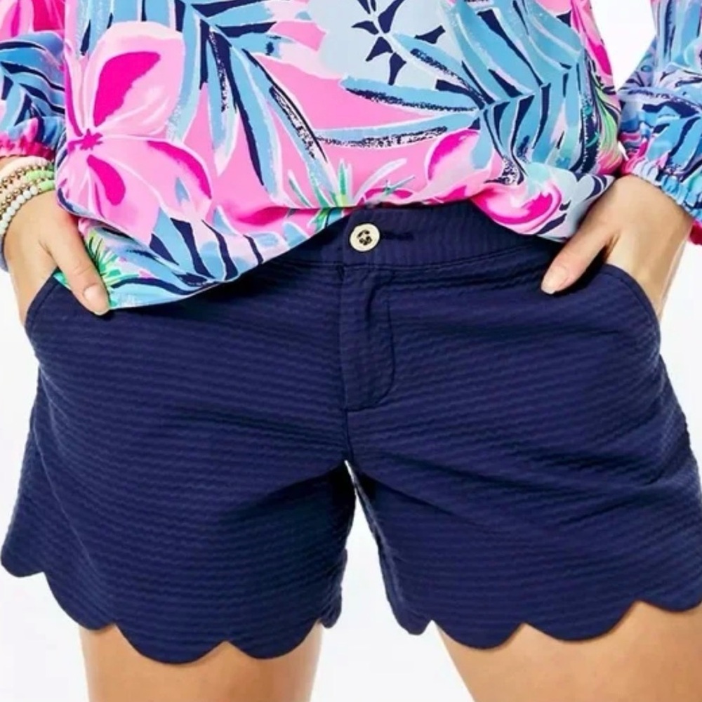 Lilly Pulitzer Navy Buttercup Scalloped-hem Shorts 
Size 14